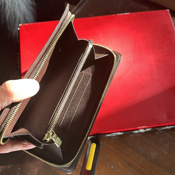 LV in Damier zippy Long Wallet. - Picture 4 of 5